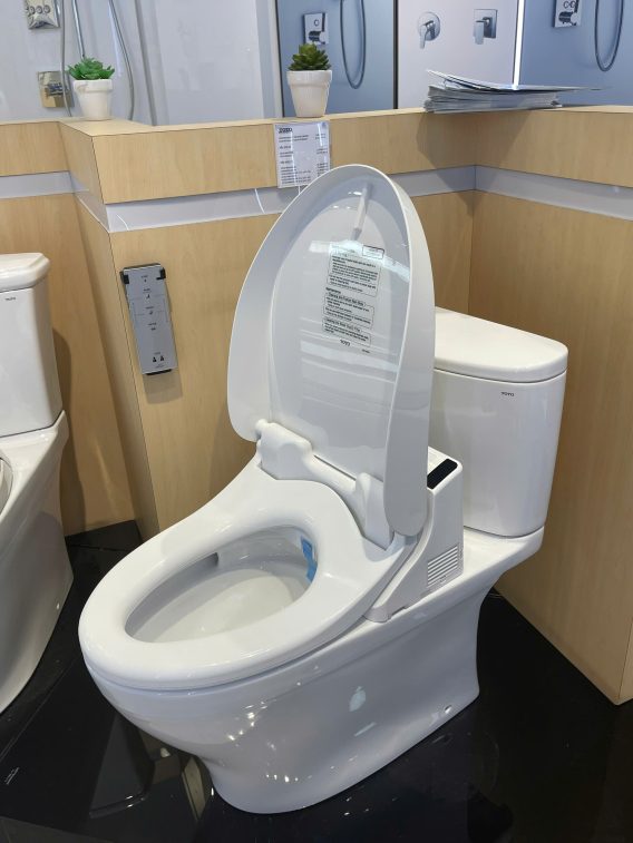 BÀN CẦU HAI KHỐI CS767RW6 KÈM NẮP RỬA ĐIỆN TỬ NEW WASHLET TCF6531Z